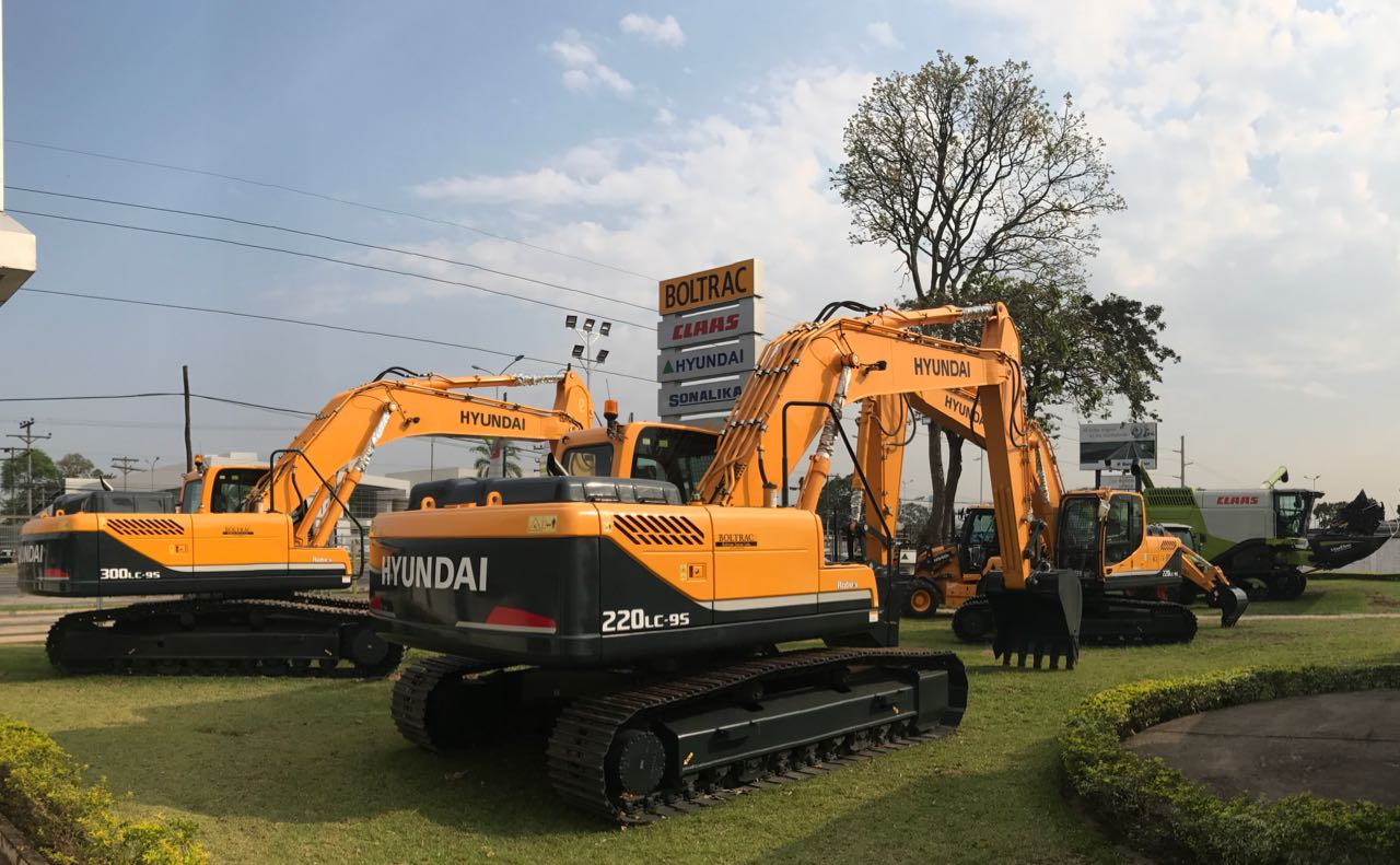 Showroom principal de BOLTRAC LTDA en Santa Cruz de la Sierra, mostrando las modernas instalaciones y el espacio de exhibición de maquinaria pesada de las marcas Hyundai, Claas, Sonalika y Yale